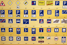 Tafel mit Verkehrsschildern in der Fahrschule WeiberWirtschaft Berlin